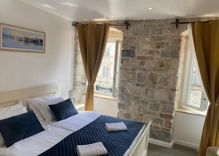 露西亚与卢卡豪华酒店 4*