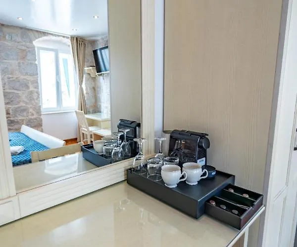 露西亚与卢卡豪华酒店 招待所 4*