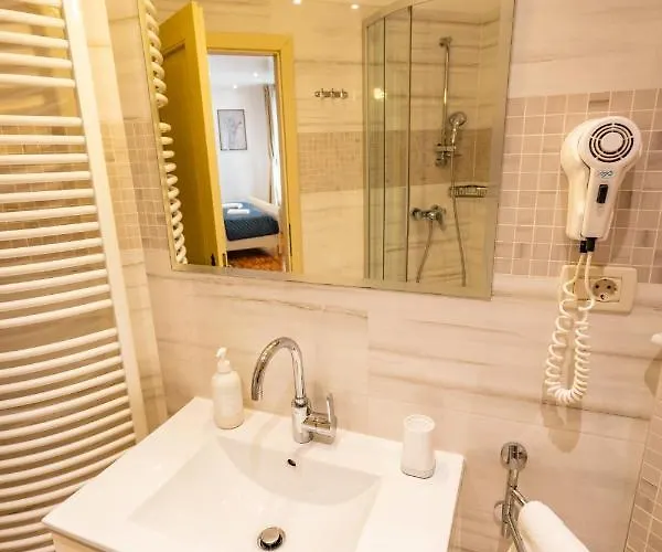 露西亚与卢卡豪华酒店 招待所