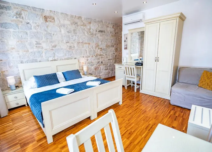 露西亚与卢卡豪华酒店 招待所 4*