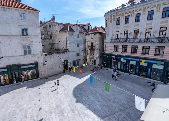 露西亚与卢卡豪华酒店 招待所 4*